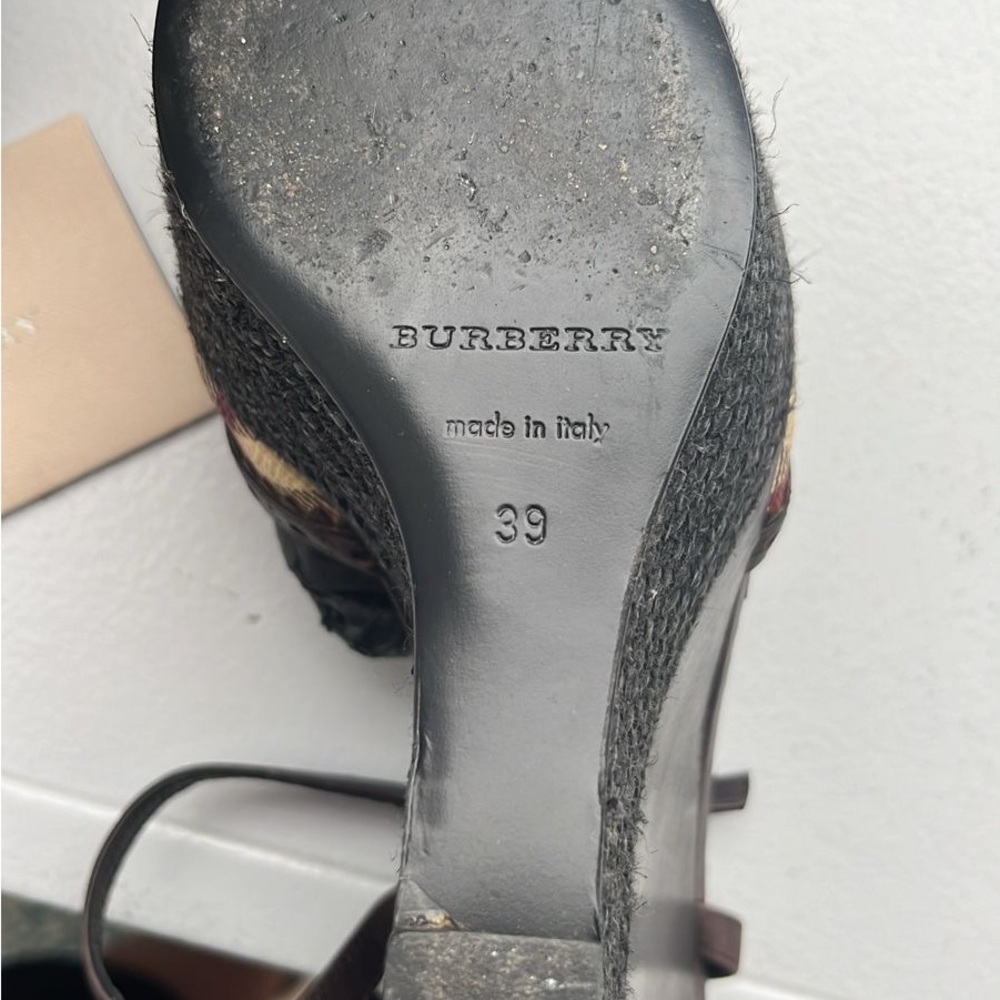 Burberry Wedges, the epitome of elegance. Perfect for any occasion. - Picture 1 of 7